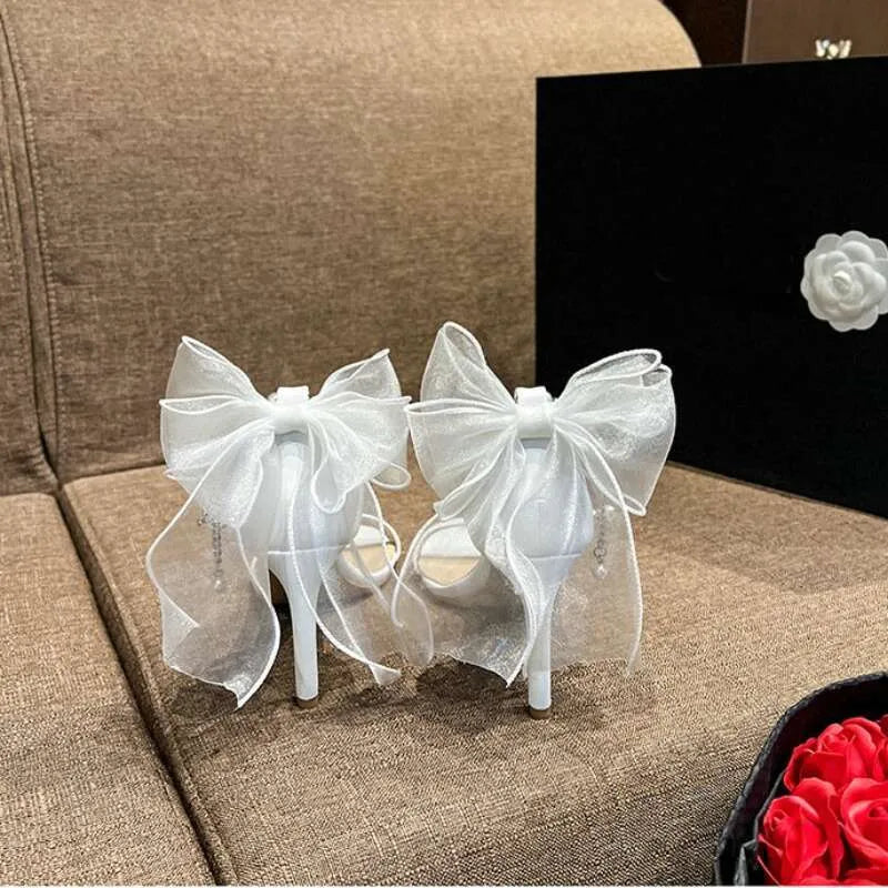 Summer New Round Head Sandals Pearl One Line Buckle White Bow High Heels Fairy Wind Female Wedding Shoes Kq8