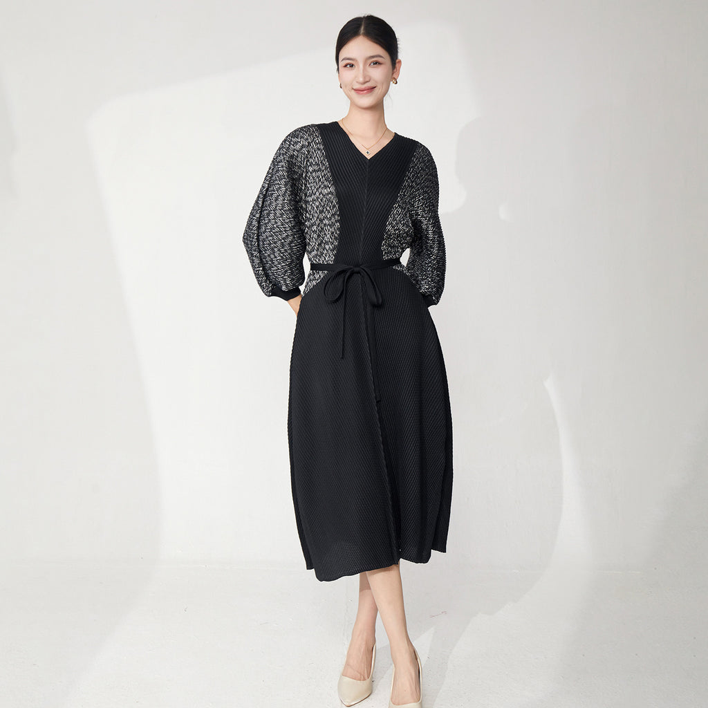 2025 A hair dress for women, large size, fat mm, pear-shaped body, v-neck, loose meat-covering lace-up, thin pleated skirt.