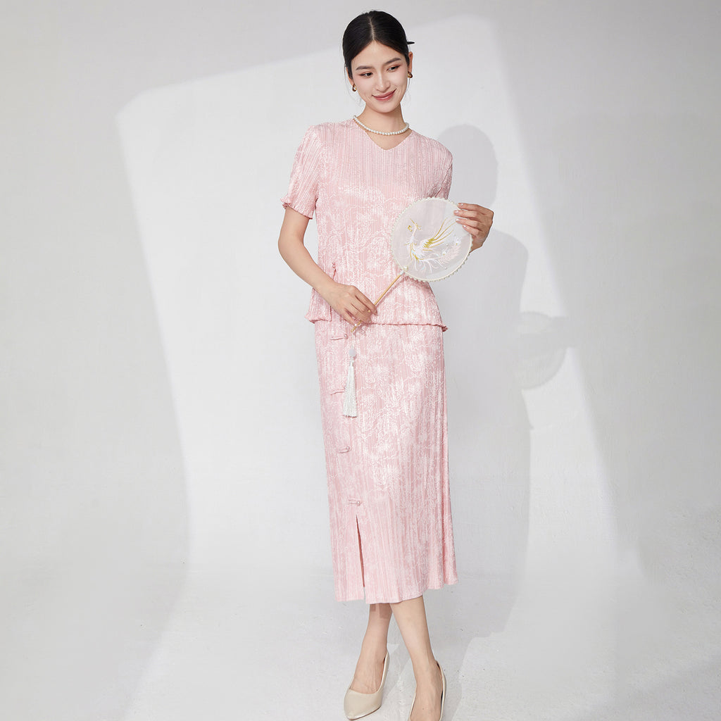 2025 Guofeng women's clothing high-end suit, retro button-up new Chinese T-shirt, short-sleeved hip-wrapped skirt, pleated two-piece set