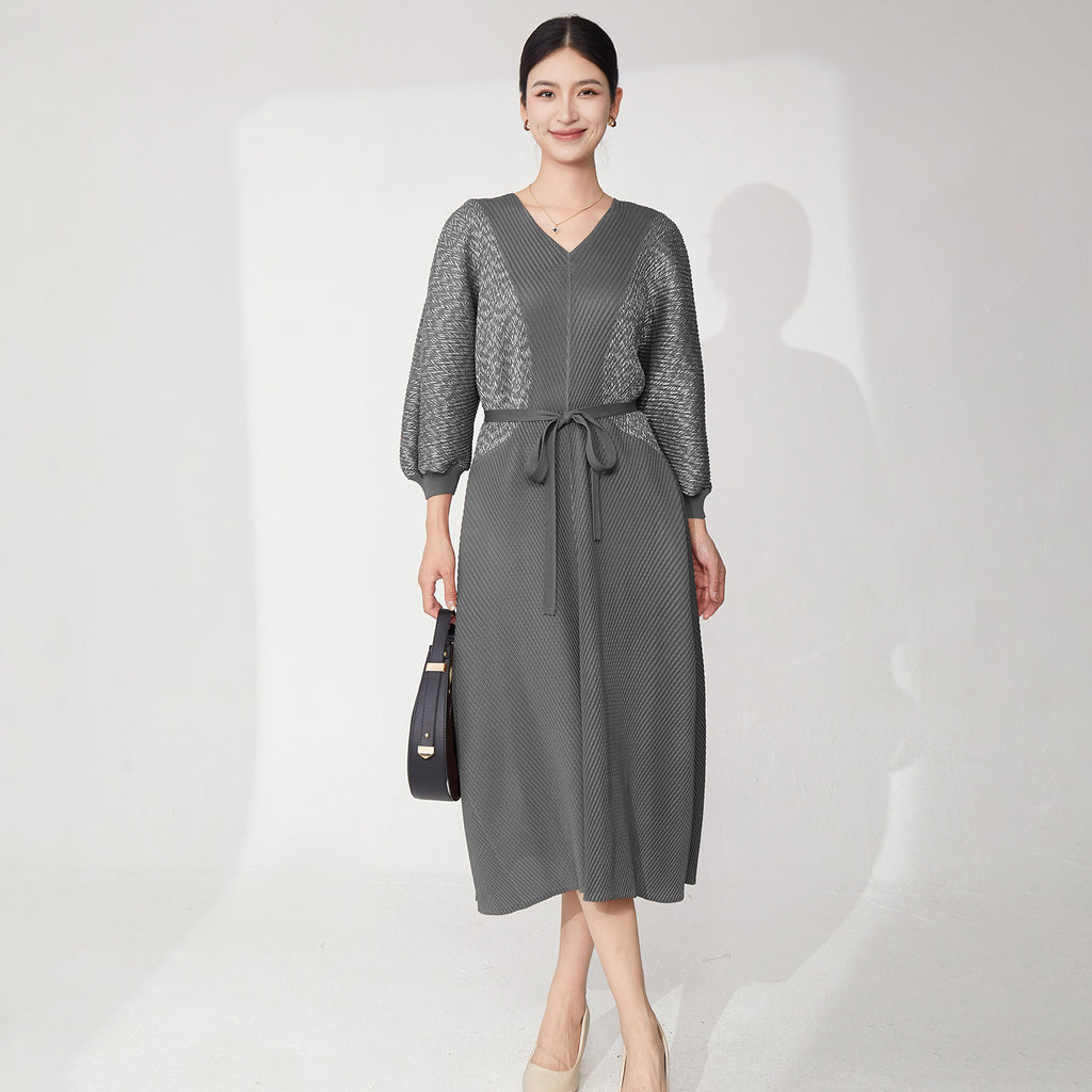 2025 A hair dress for women, large size, fat mm, pear-shaped body, v-neck, loose meat-covering lace-up, thin pleated skirt.