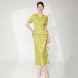 2025 Guofeng women's clothing high-end suit, retro button-up new Chinese T-shirt, short-sleeved hip-wrapped skirt, pleated two-piece set