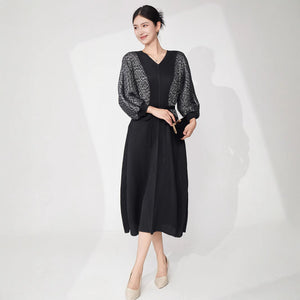 2025 A hair dress for women, large size, fat mm, pear-shaped body, v-neck, loose meat-covering lace-up, thin pleated skirt.