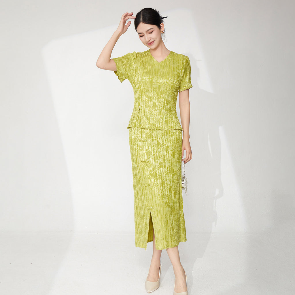 2025 Guofeng women's clothing high-end suit, retro button-up new Chinese T-shirt, short-sleeved hip-wrapped skirt, pleated two-piece set