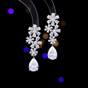 2025 The new high-end banquet dress is matched with exquisite earrings, light luxury style, super shining zircon flower water drop earrings.