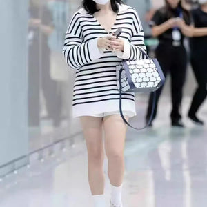 2025 Now Yang Zi Shen Meng has the same black and white striped lazy knitted sweater autumn and winter sweater V-neck pullover loose lapel top.