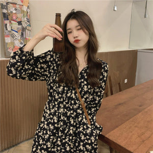 2025 Gentle wind floral V-neck dress women's autumn  new long knee high waist temperament long sleeve A-shaped skirt