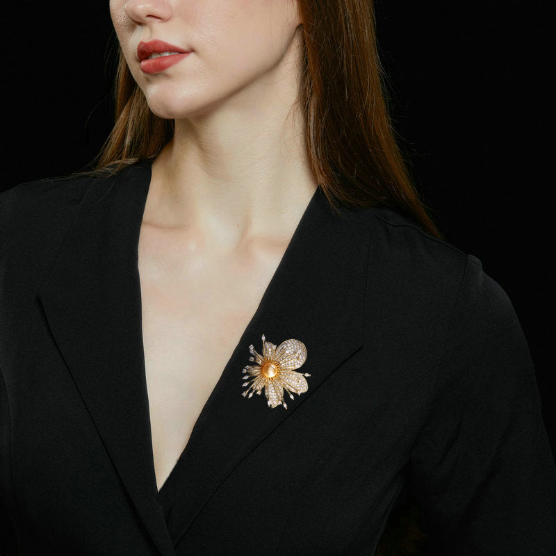 2025 Light luxury high-end sense slightly inlaid with zirconium three-dimensional flower brooch autumn and winter coat sweater accessories celebrity temperament corsage woman