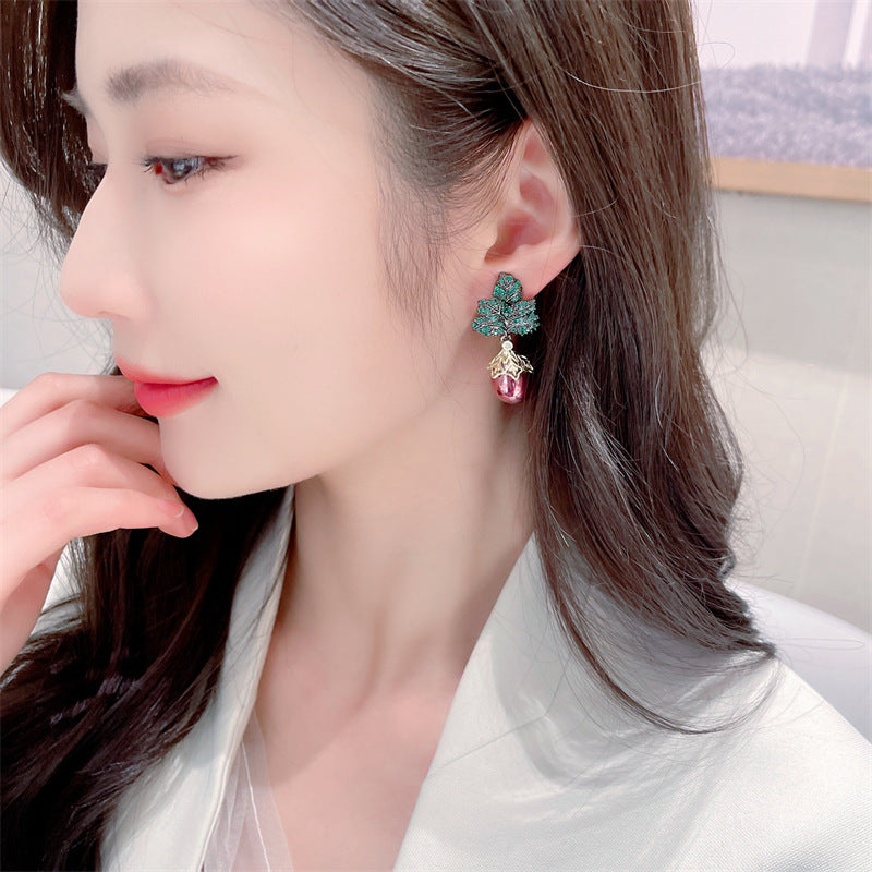 2025 Retro court style high-end earrings banquet dress with high-end zircon water drop-shaped pearl maple leaf earrings