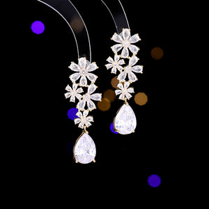 2025 The new high-end banquet dress is matched with exquisite earrings, light luxury style, super shining zircon flower water drop earrings.