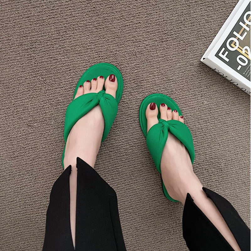 woloong  Women's Flip Flops Candy Color Pleated Fashion Shoes New Wild Outdoor Flat Slippers for Women Casual Home Summer Slides Тапочки