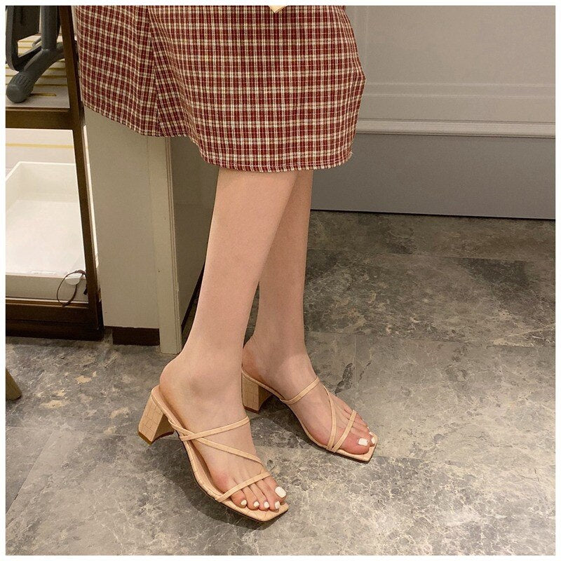 goosudu Elegant Women Dress Shoes Summer Outdoor Beach Clip Toe Narrow Band Square Heels Slippers Fashion Peep Toe Sandalen