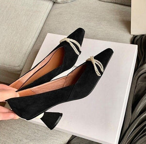 goosudu Hot Sale Fashion Sweet Pointed toe Slip On Office Ladies Shoes Leisure Pearsl Chain Butterfly Knot Solid Shoes Medium Heel Pumps